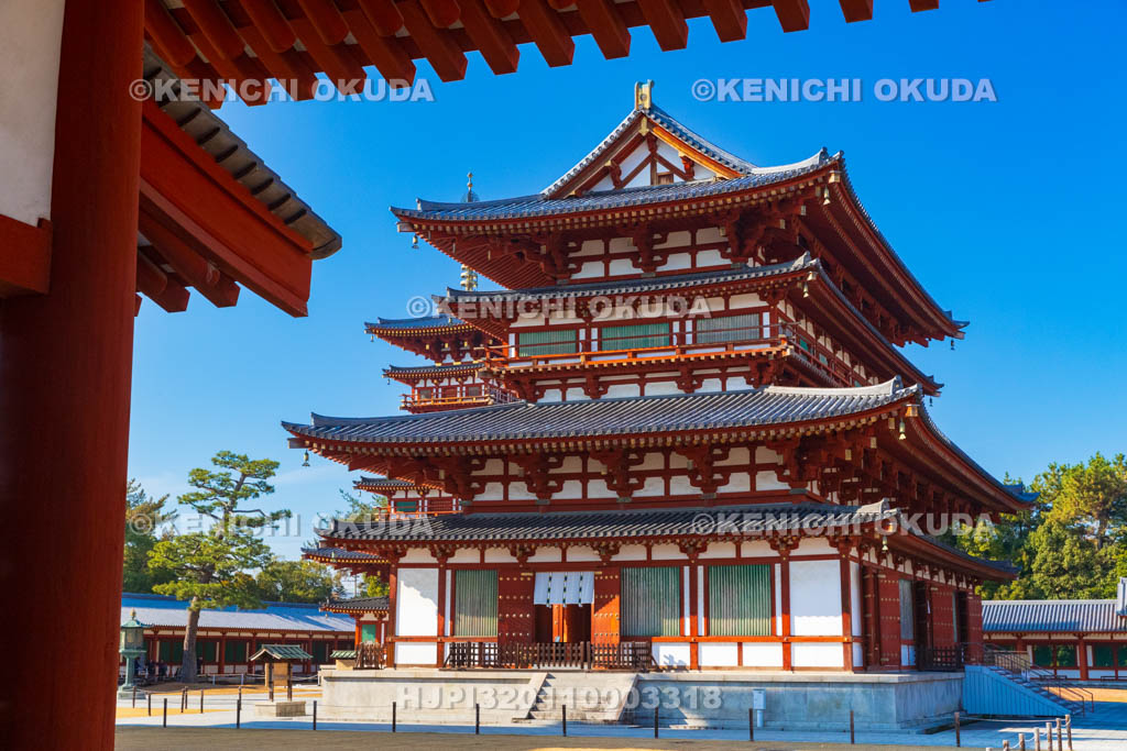 奈良県　薬師寺　金堂と西塔