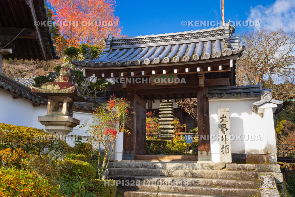 奈良県　秋の聖林寺　山門