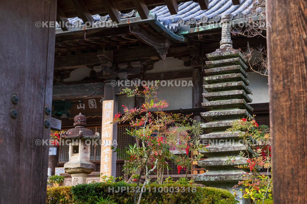 奈良県　秋の聖林寺　山門から望む本堂