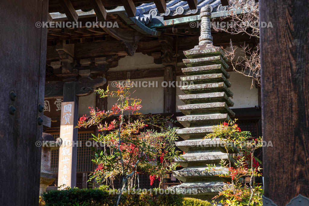 奈良県　秋の聖林寺　山門から望む本堂