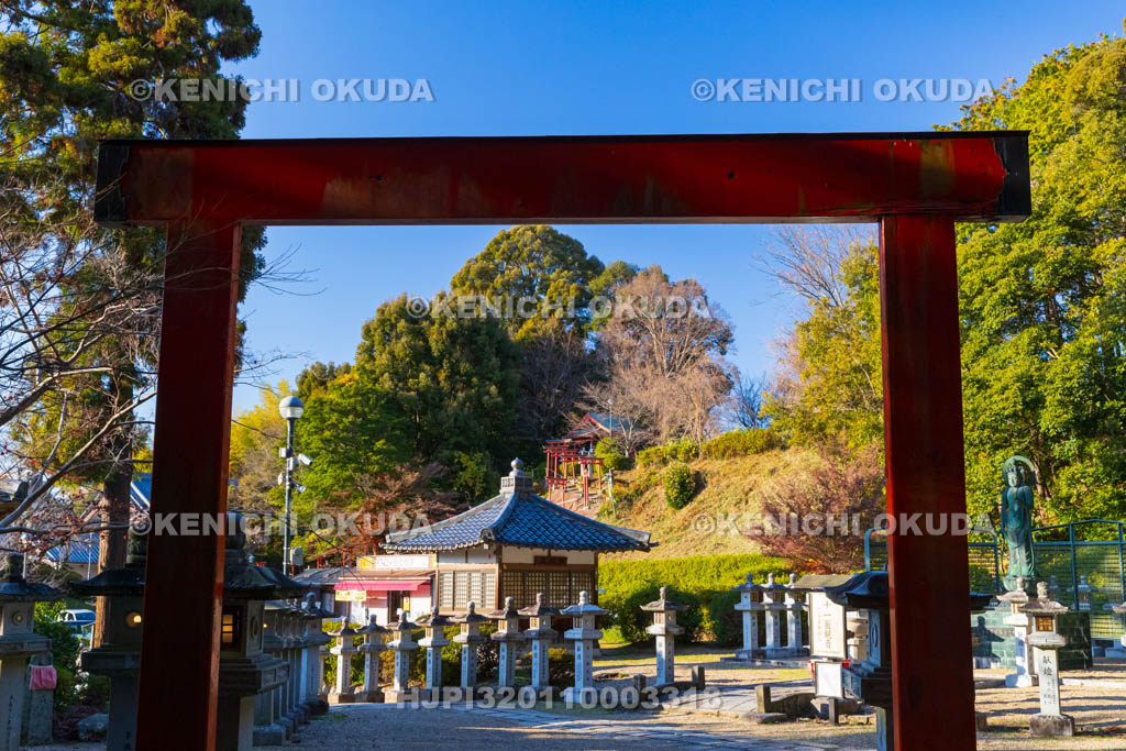 奈良県　安倍文殊院　合格門から望む境内