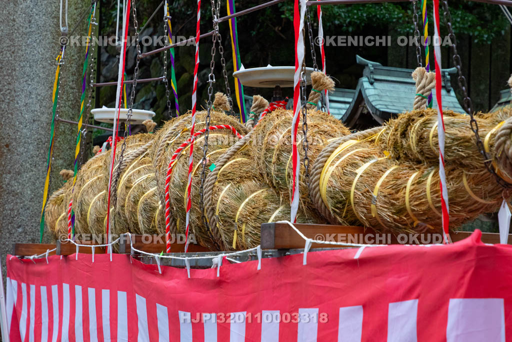 奈良県　宝山寺　大鳥居大注連縄奉納