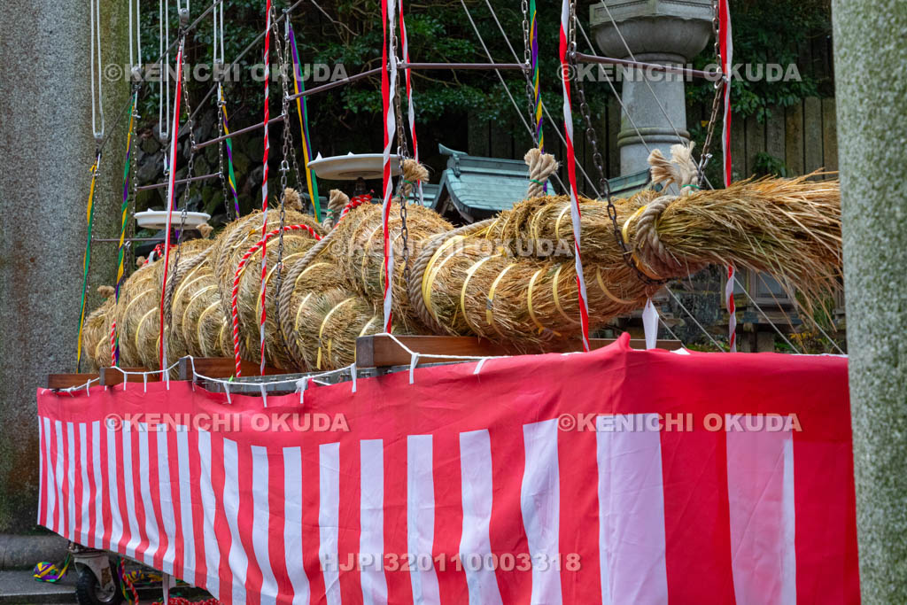 奈良県　宝山寺　大鳥居大注連縄奉納