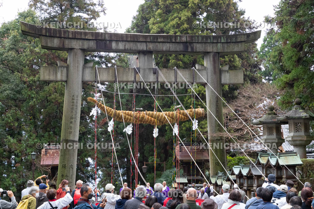 奈良県　宝山寺　大鳥居大注連縄奉納