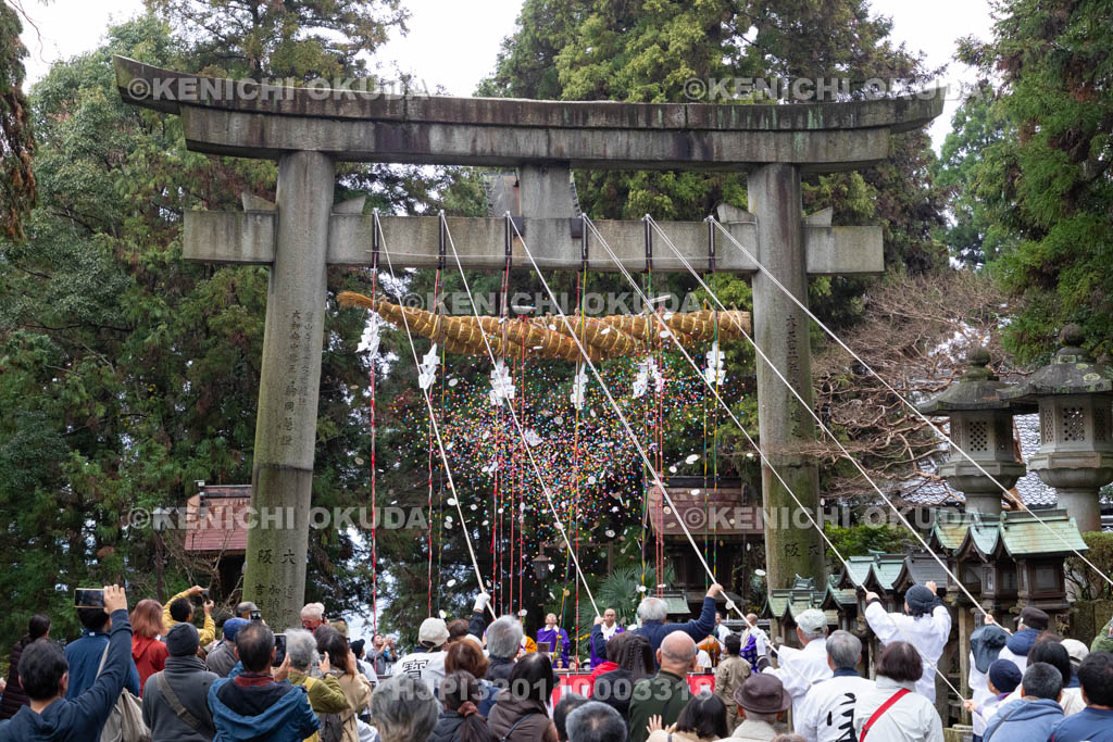 奈良県　宝山寺　大鳥居大注連縄奉納