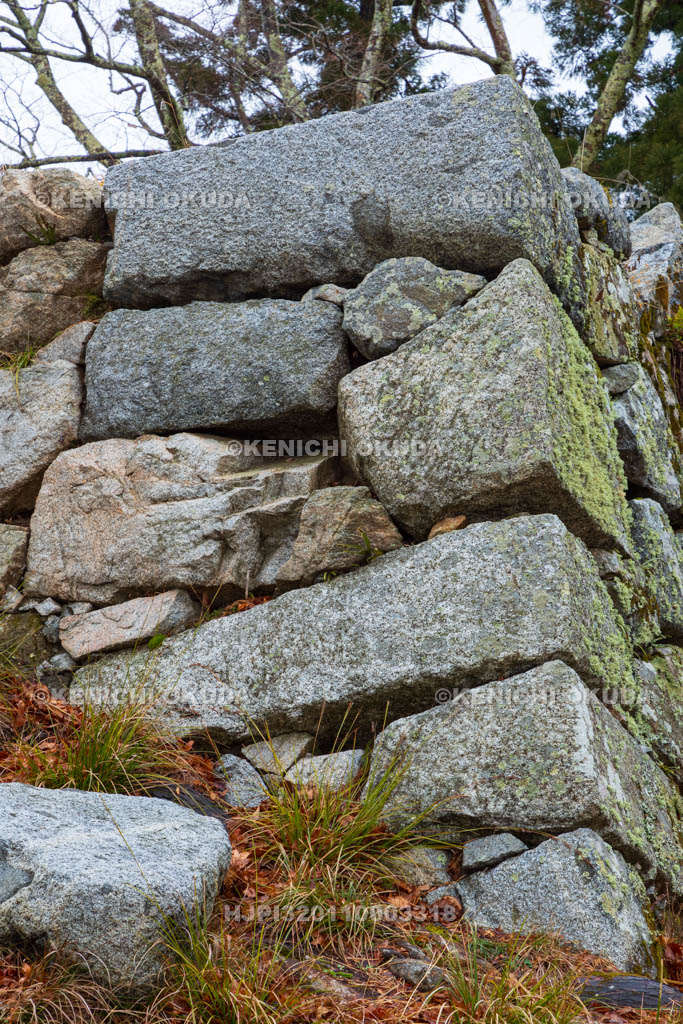 奈良県　高取城　天守台穴蔵入口　転用石