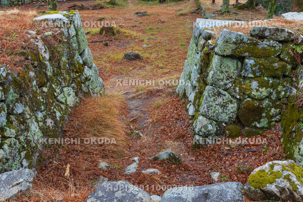 奈良県　高取城　天守台穴蔵入口