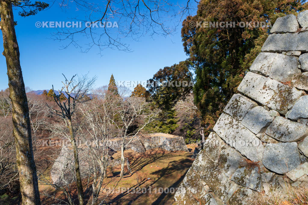 奈良県　高取城　本丸から望む太鼓櫓・新櫓跡
