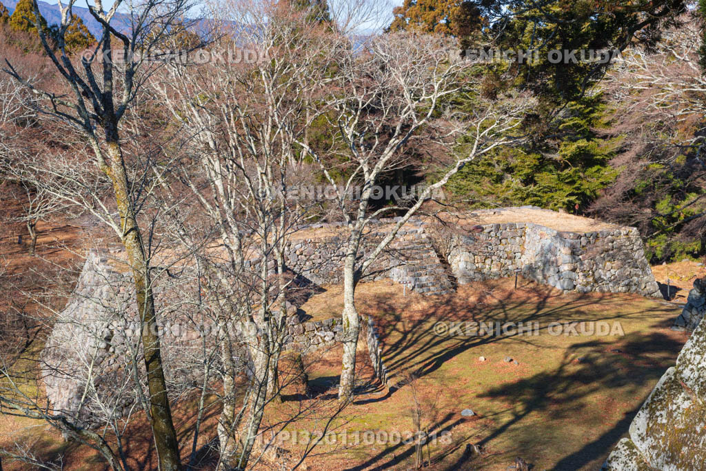 奈良県　高取城　本丸から望む太鼓櫓・新櫓跡