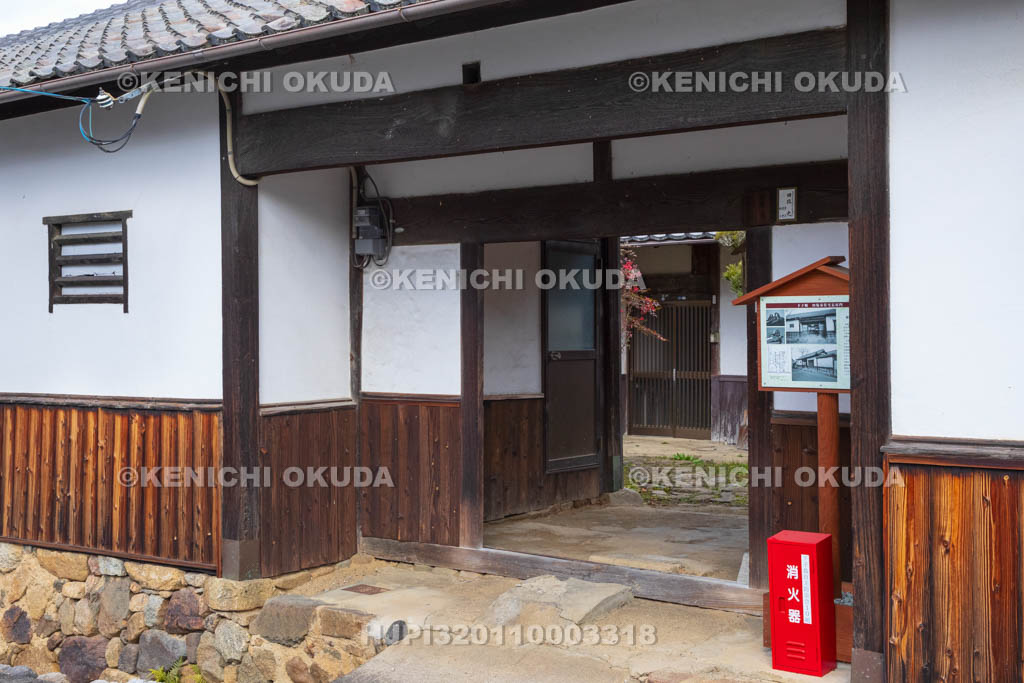 奈良県　高取城旧城下町　土佐街道　田塩家長屋門