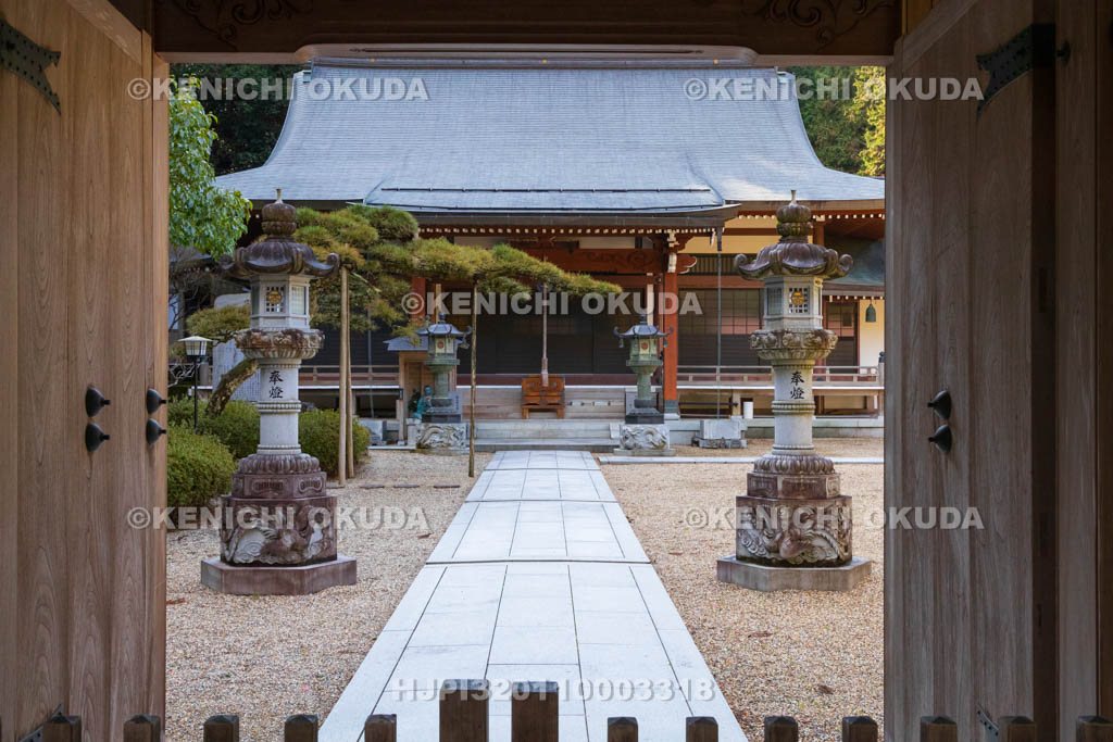 奈良県　宗泉寺　山門から望む本堂