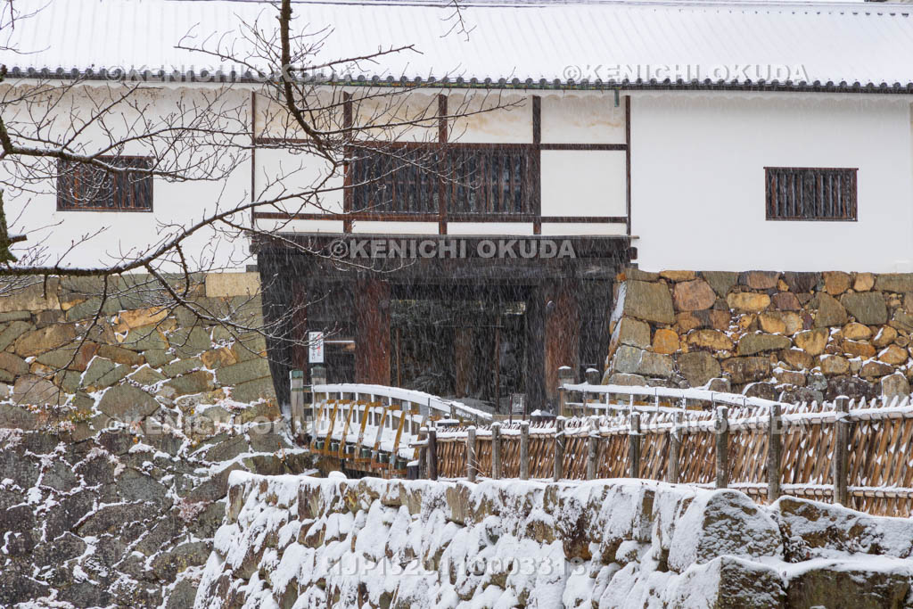 滋賀県　雪の彦根城　天秤櫓（重文）