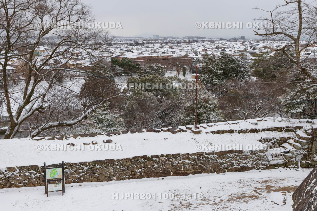 滋賀県　雪の彦根城　大手山道と彦根市街