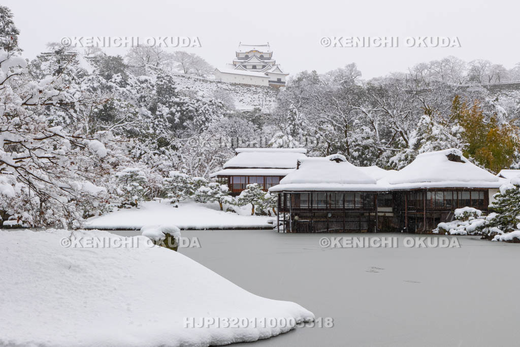 滋賀県　雪の彦根城　玄宮園から望む天守（国宝）