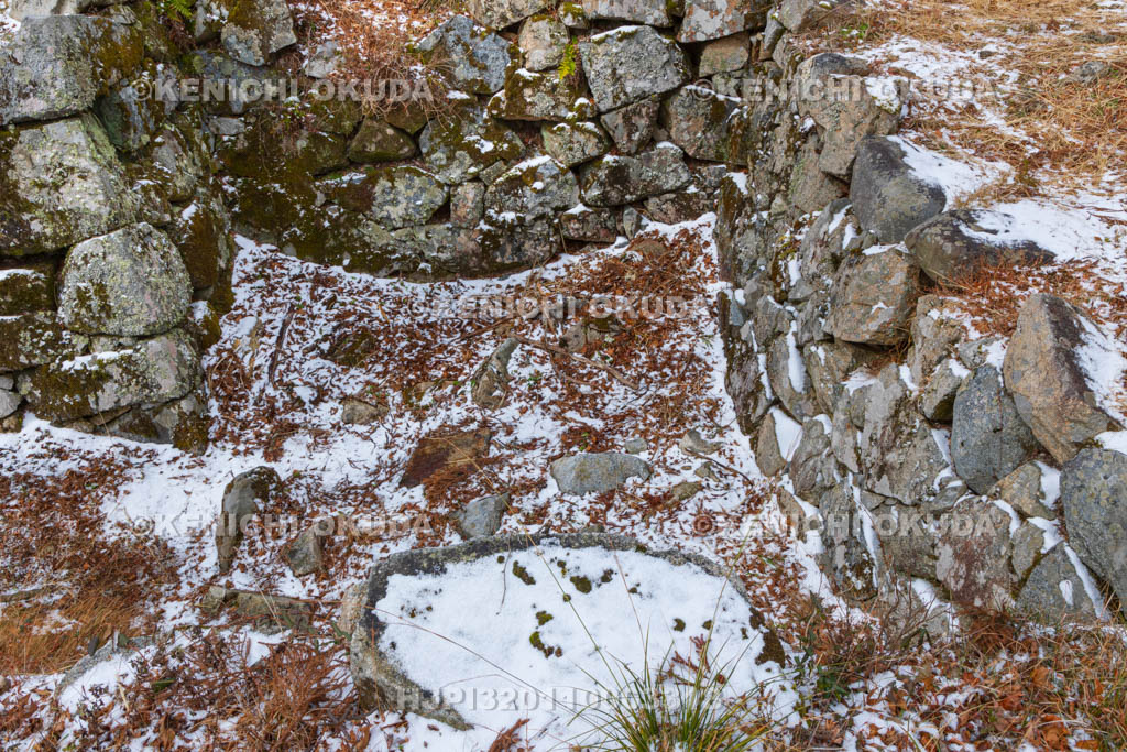 奈良県　残雪の高取城　天守台穴蔵