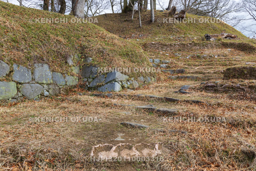 奈良県　宇陀松山城　桝形虎口跡（櫓門跡）と本丸