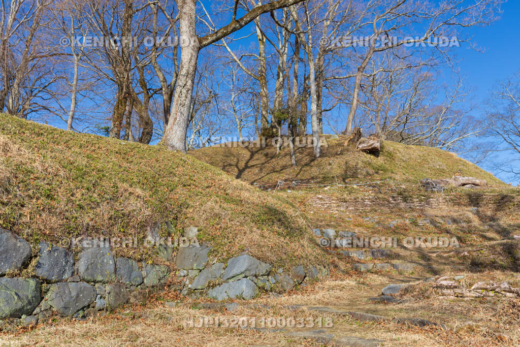 奈良県　宇陀松山城　桝形虎口跡（櫓門跡）と本丸