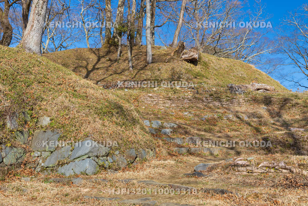 奈良県　宇陀松山城　桝形虎口跡（櫓門跡）と本丸