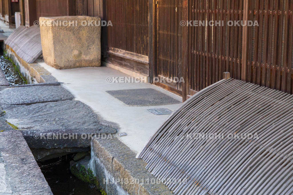 奈良県　宇陀松山城下町　前川と玄関