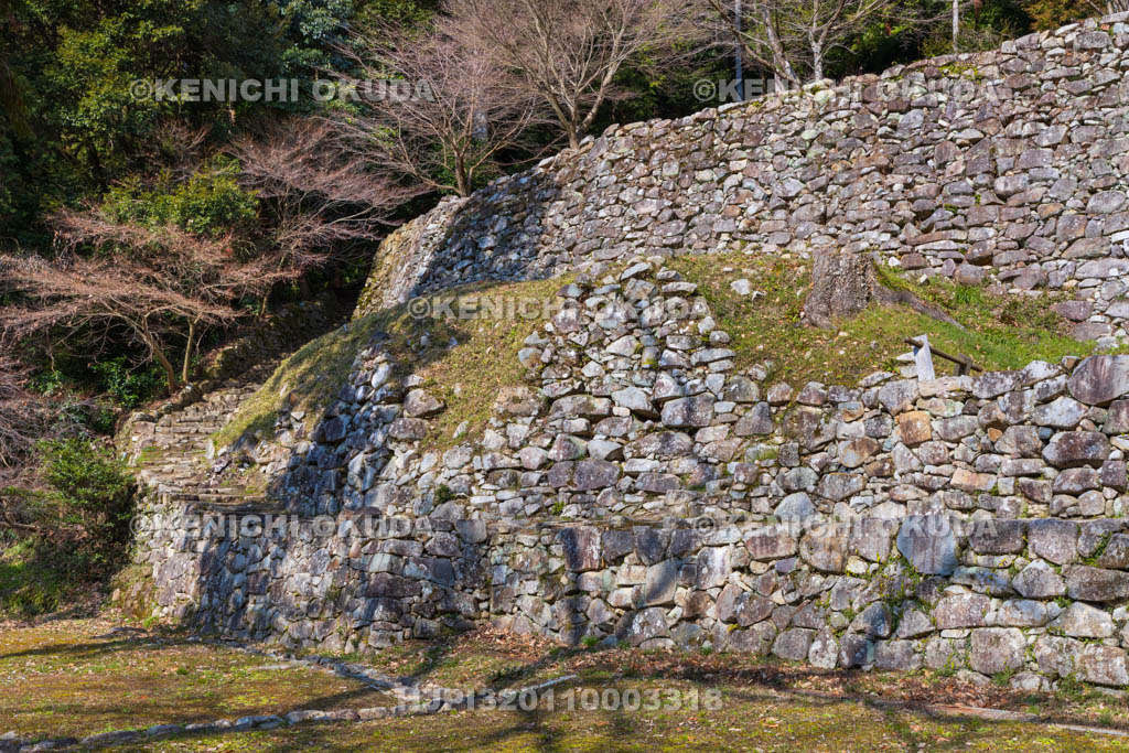 滋賀県　安土城址　伝羽柴秀吉邸跡（下段）から望む石垣