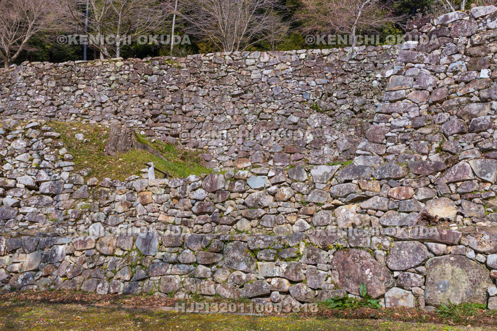 滋賀県　安土城址　伝羽柴秀吉邸跡（下段）から望む石垣