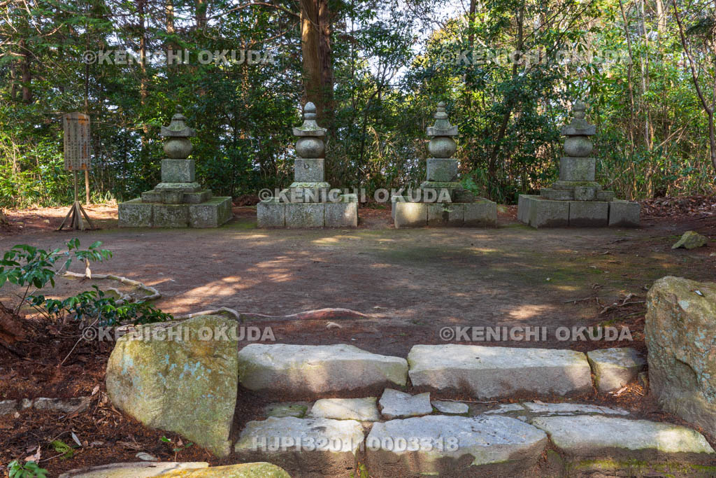 滋賀県　安土城址　織田信雄公四代供養塔