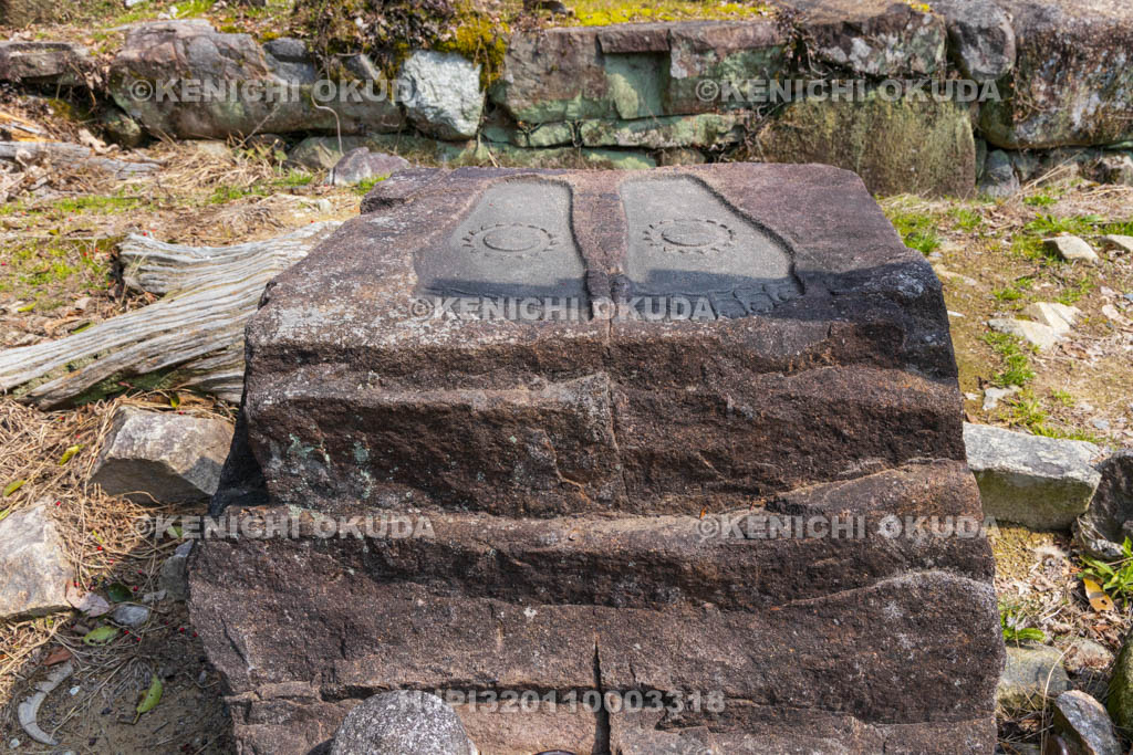 滋賀県　安土城址　本丸西虎口　仏足石