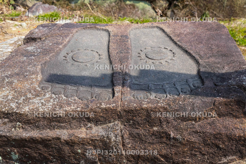 滋賀県　安土城址　本丸西虎口　仏足石