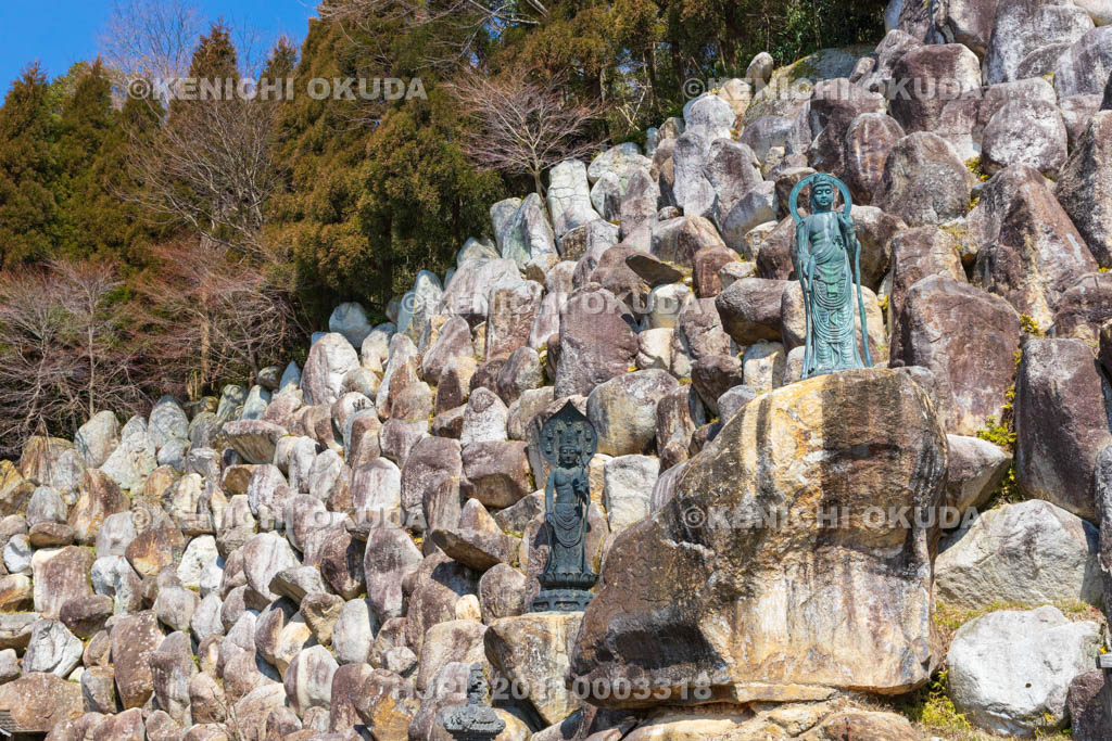 滋賀県　観音寺城跡　観音正寺　石積みと観音像
