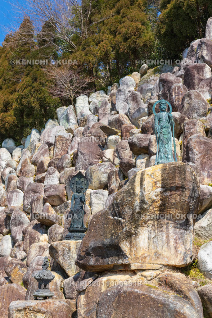 滋賀県　観音寺城跡　観音正寺　石積みと観音像