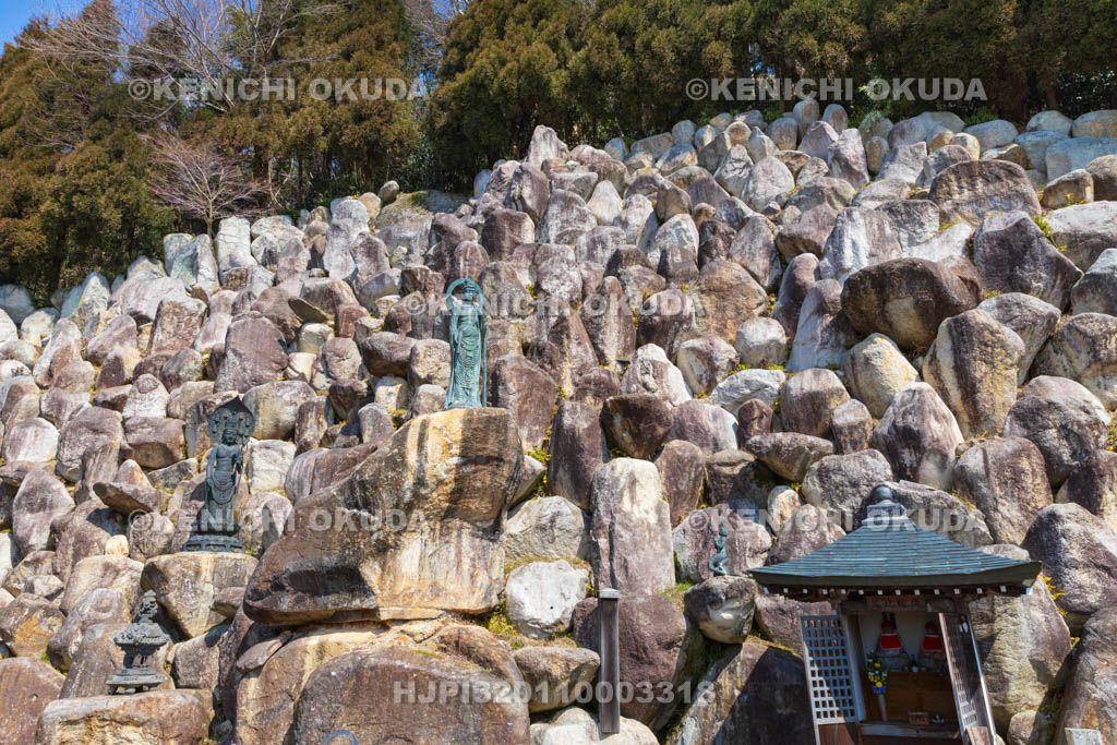 滋賀県　観音寺城跡　観音正寺　石積みと観音像