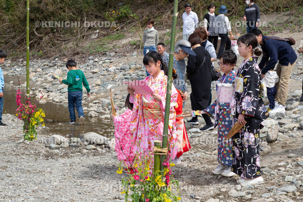 奈良県　南阿田の流し雛　願いの文の読み上げ