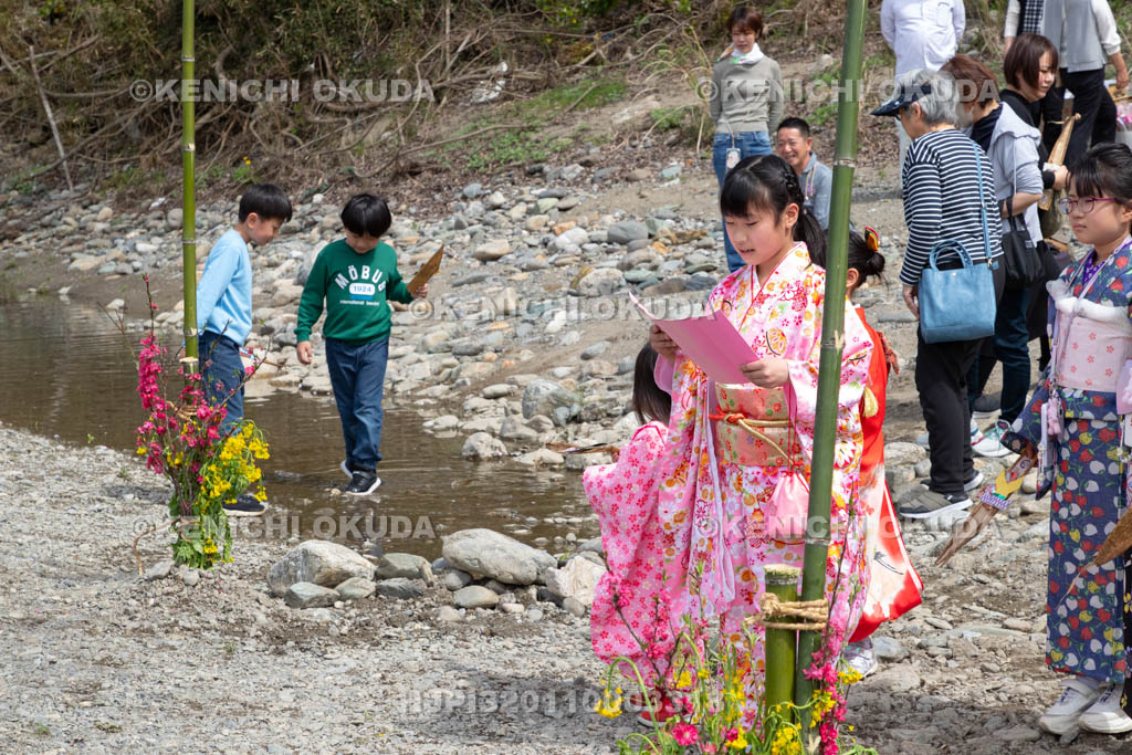 奈良県　南阿田の流し雛　願いの文の読み上げ