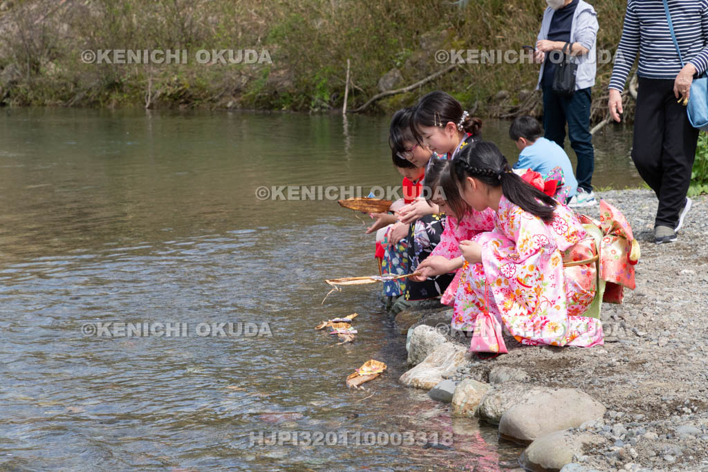 奈良県　南阿田の流し雛　雛流し