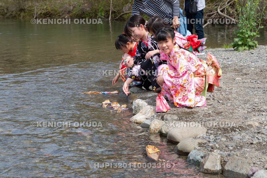 奈良県　南阿田の流し雛　雛流し