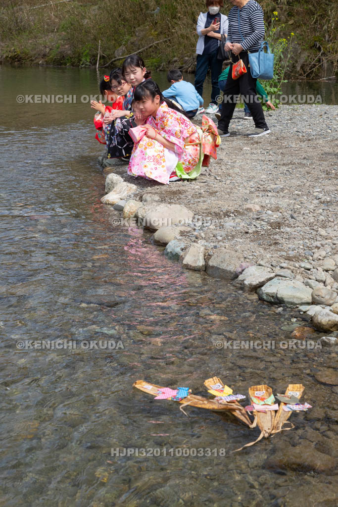 奈良県　南阿田の流し雛　雛流し