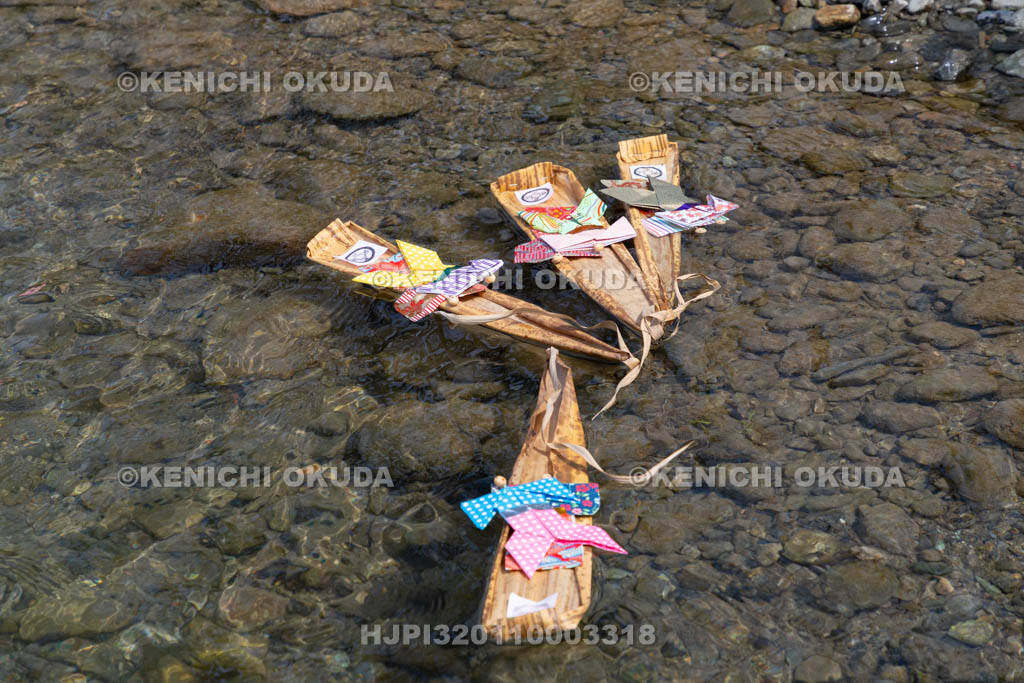 奈良県　南阿田の流し雛　雛流し