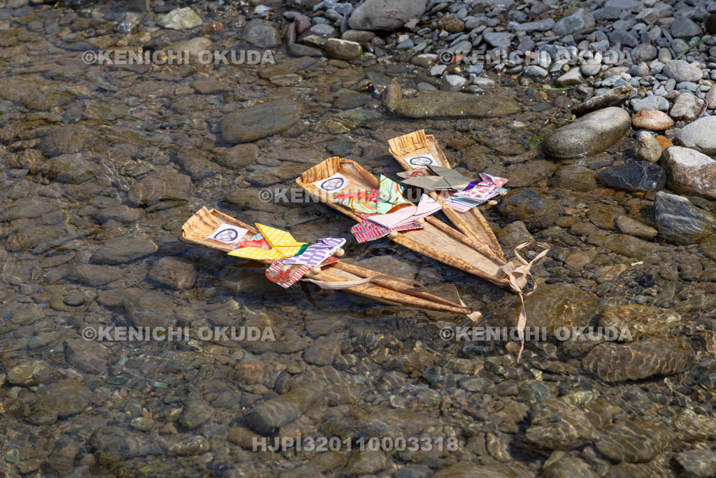 奈良県　南阿田の流し雛　雛流し