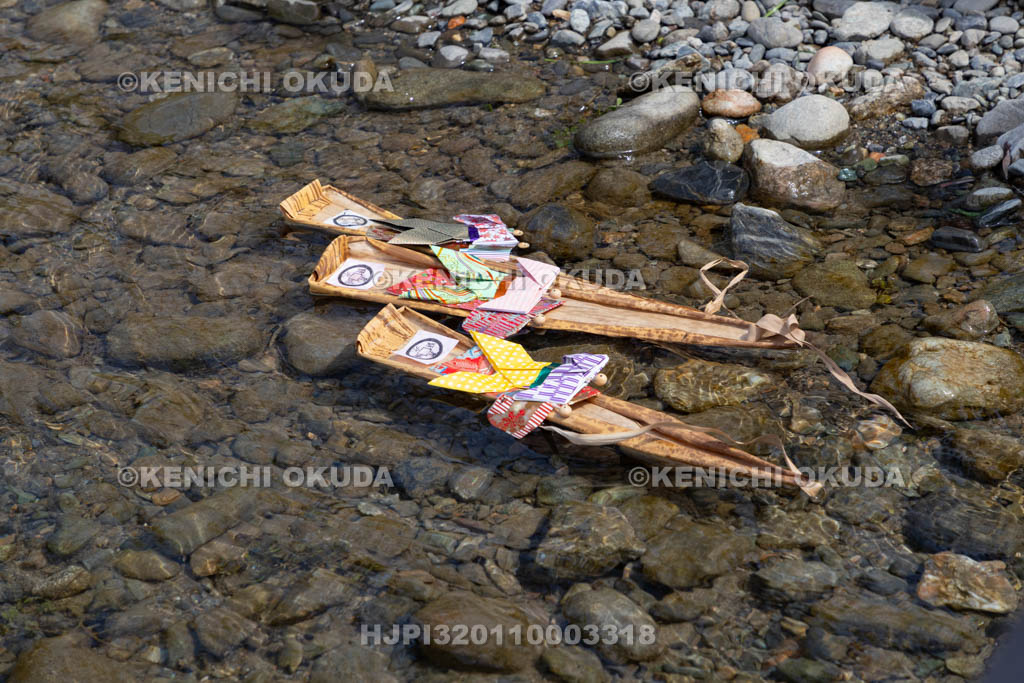 奈良県　南阿田の流し雛　雛流し
