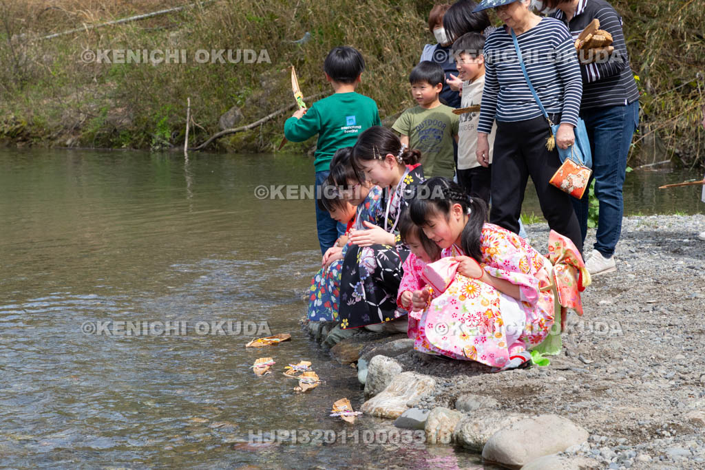 奈良県　南阿田の流し雛　雛流し