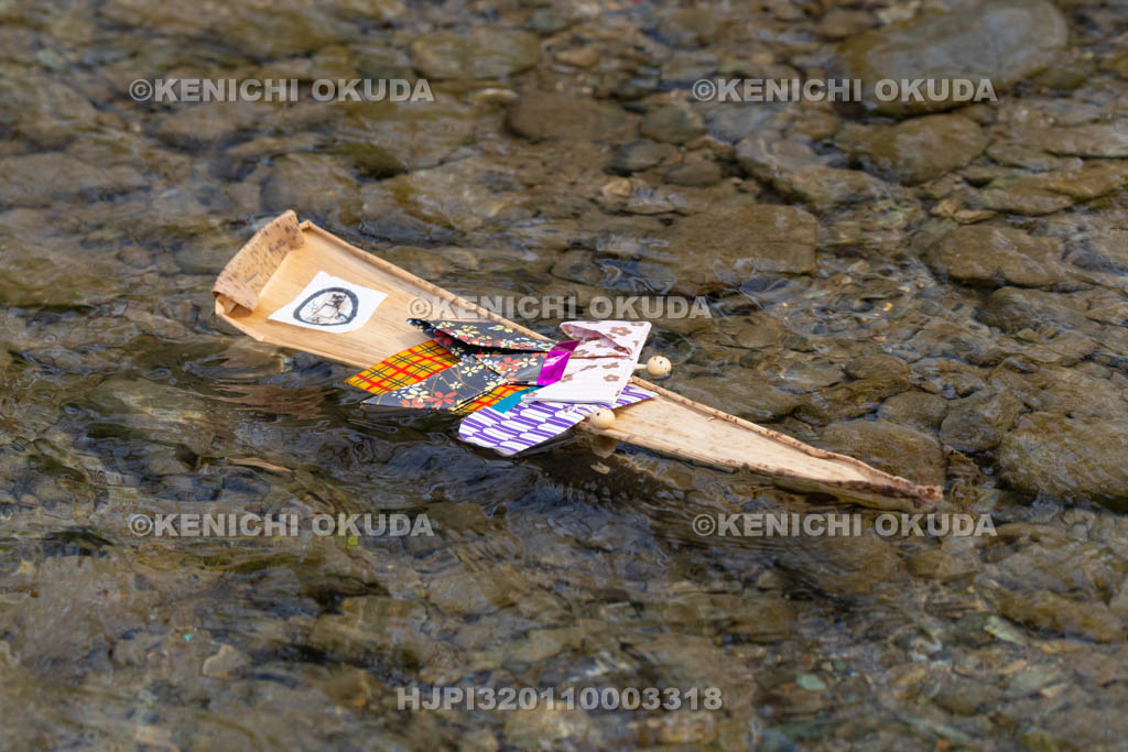 奈良県　南阿田の流し雛　雛流し