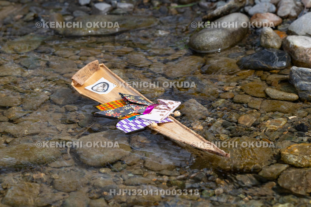 奈良県　南阿田の流し雛　雛流し