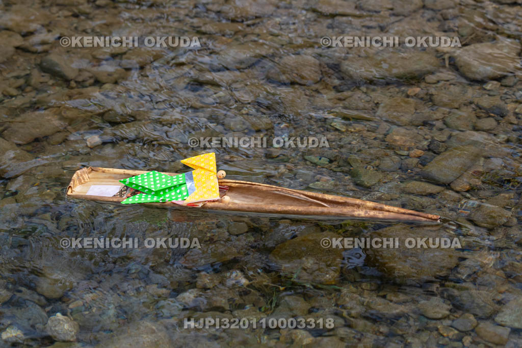 奈良県　南阿田の流し雛　雛流し