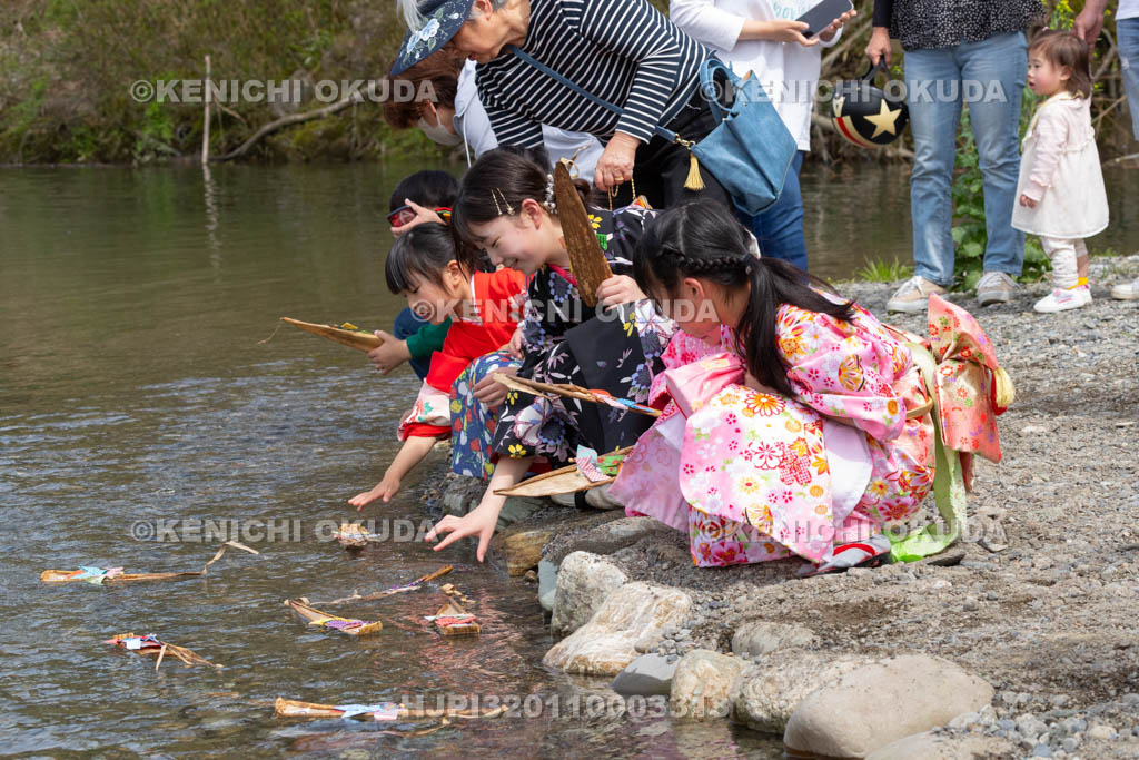 奈良県　南阿田の流し雛　雛流し