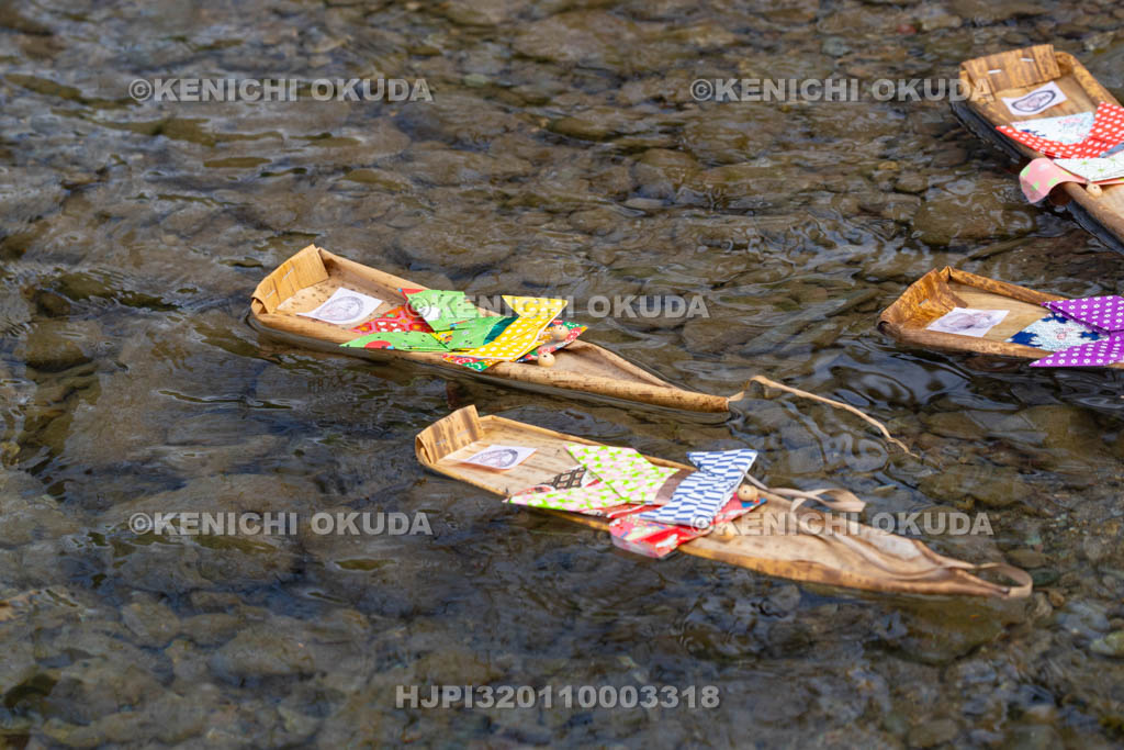奈良県　南阿田の流し雛　雛流し