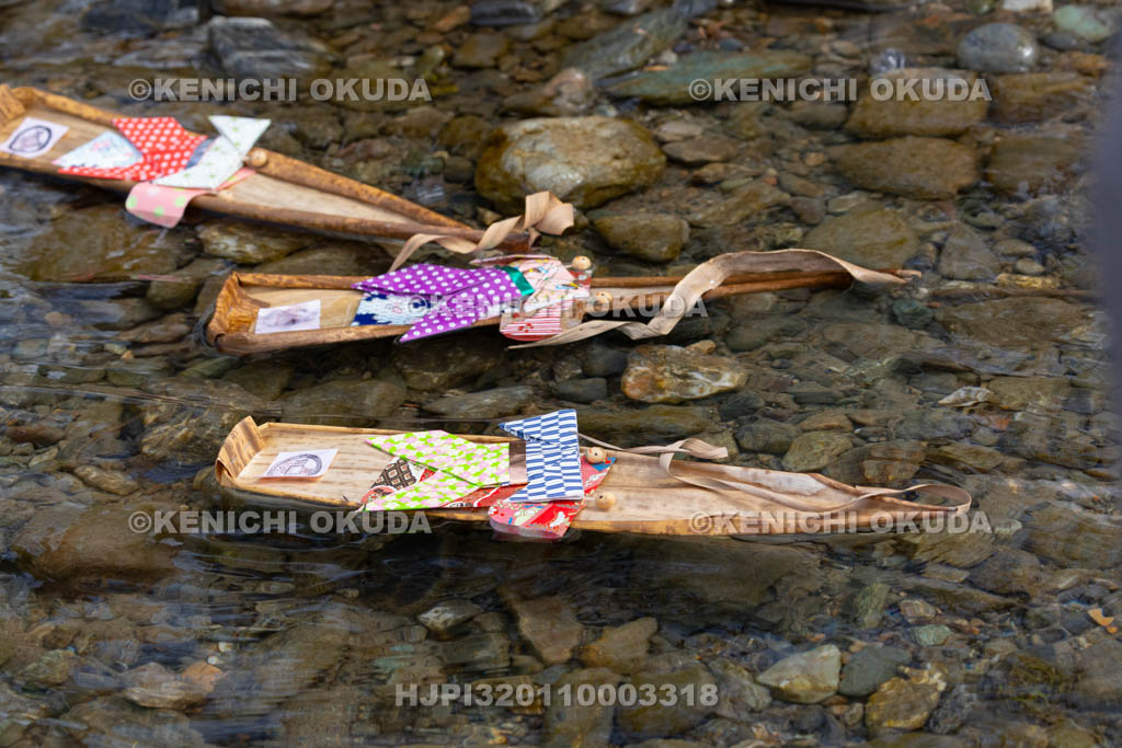 奈良県　南阿田の流し雛　雛流し