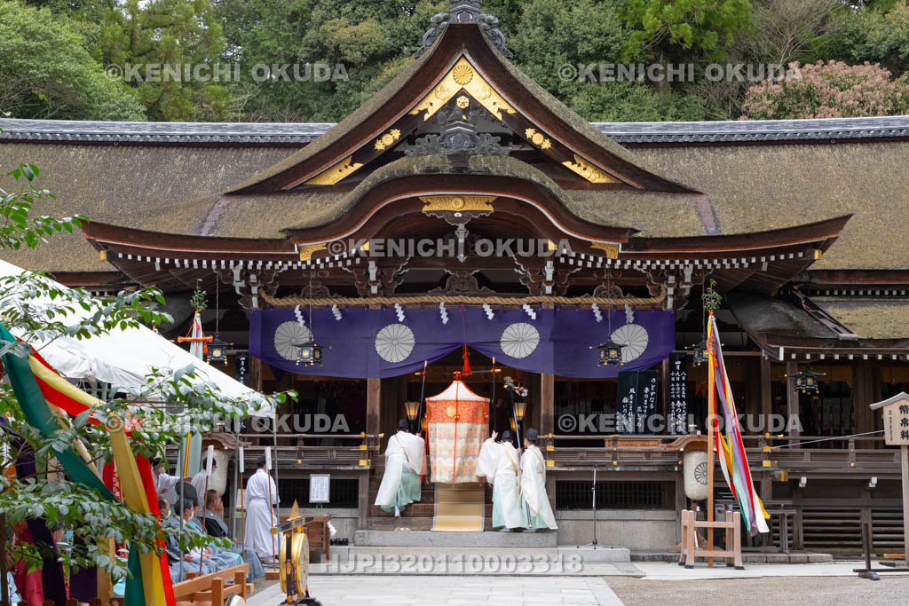 奈良県　大神神社　春の大神祭　若宮神幸祭　御霊遷しの儀