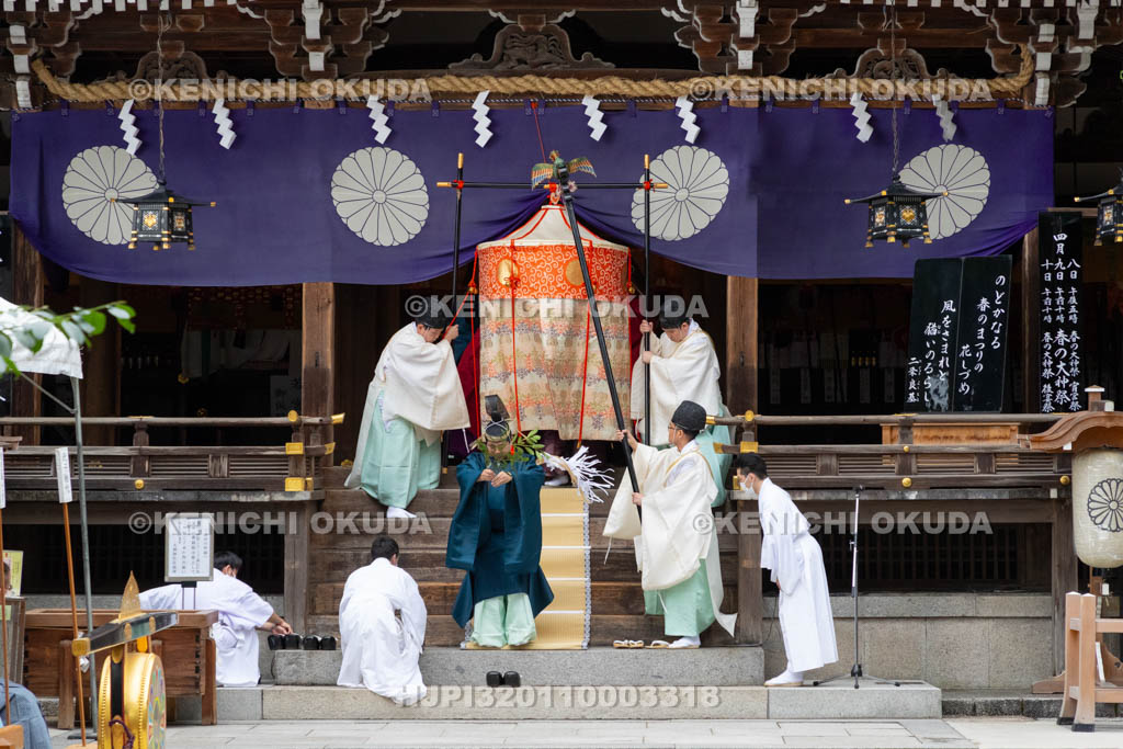 奈良県　大神神社　春の大神祭　若宮神幸祭　御霊遷しの儀