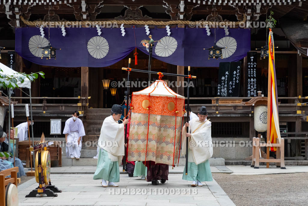 奈良県　大神神社　春の大神祭　若宮神幸祭　御霊遷しの儀