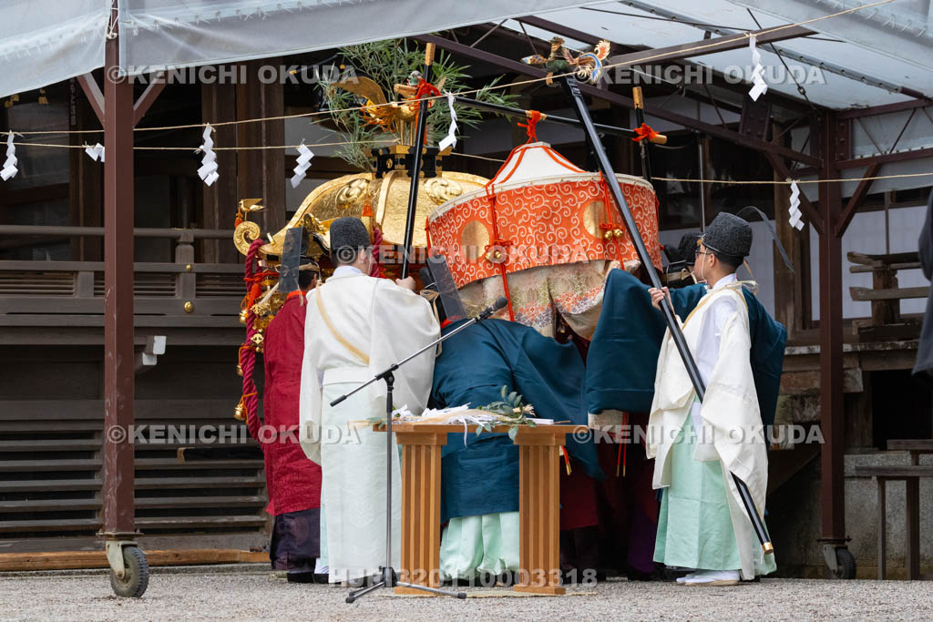奈良県　大神神社　春の大神祭　若宮神幸祭　御霊遷しの儀